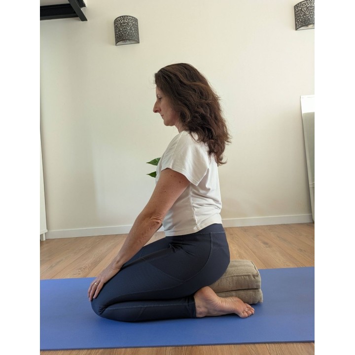 Coussin de yoga pliable sous les fesses en posture du héros