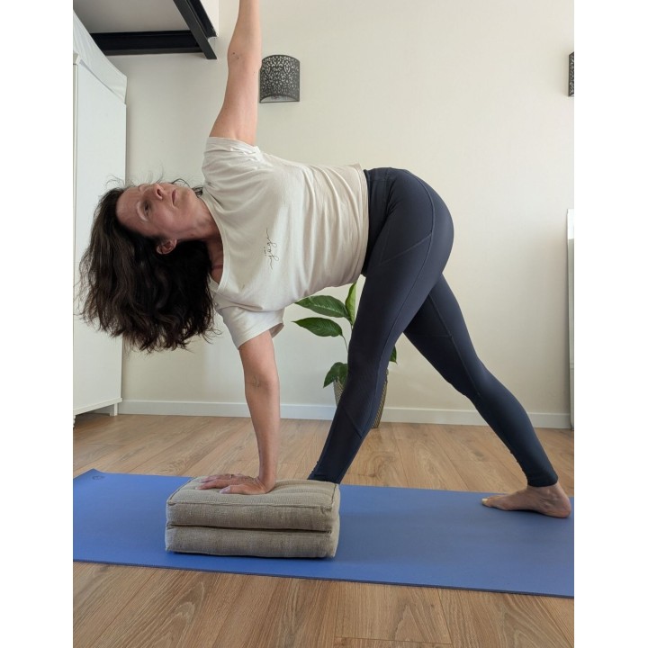 Coussin de yoga pliable utilisé comme brique souple