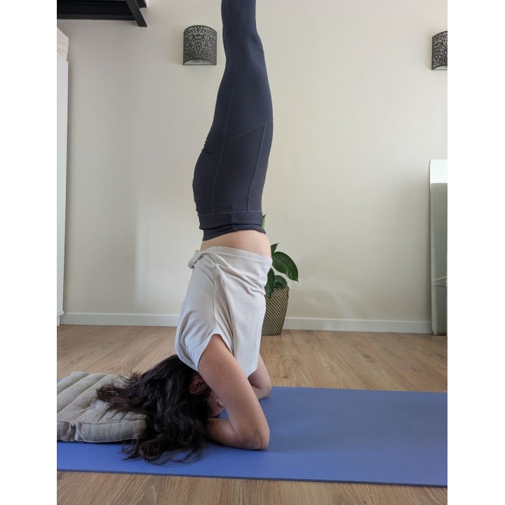 Coussin de yoga pliable devant soi en Sirsasana comme sécurité