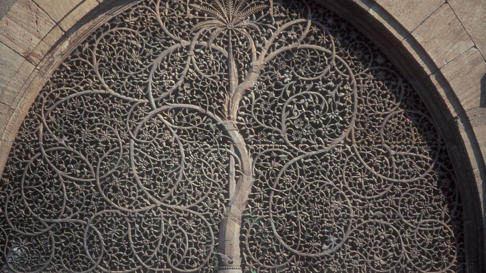 Porte ornée avec un arbre de vie et racines sculptés