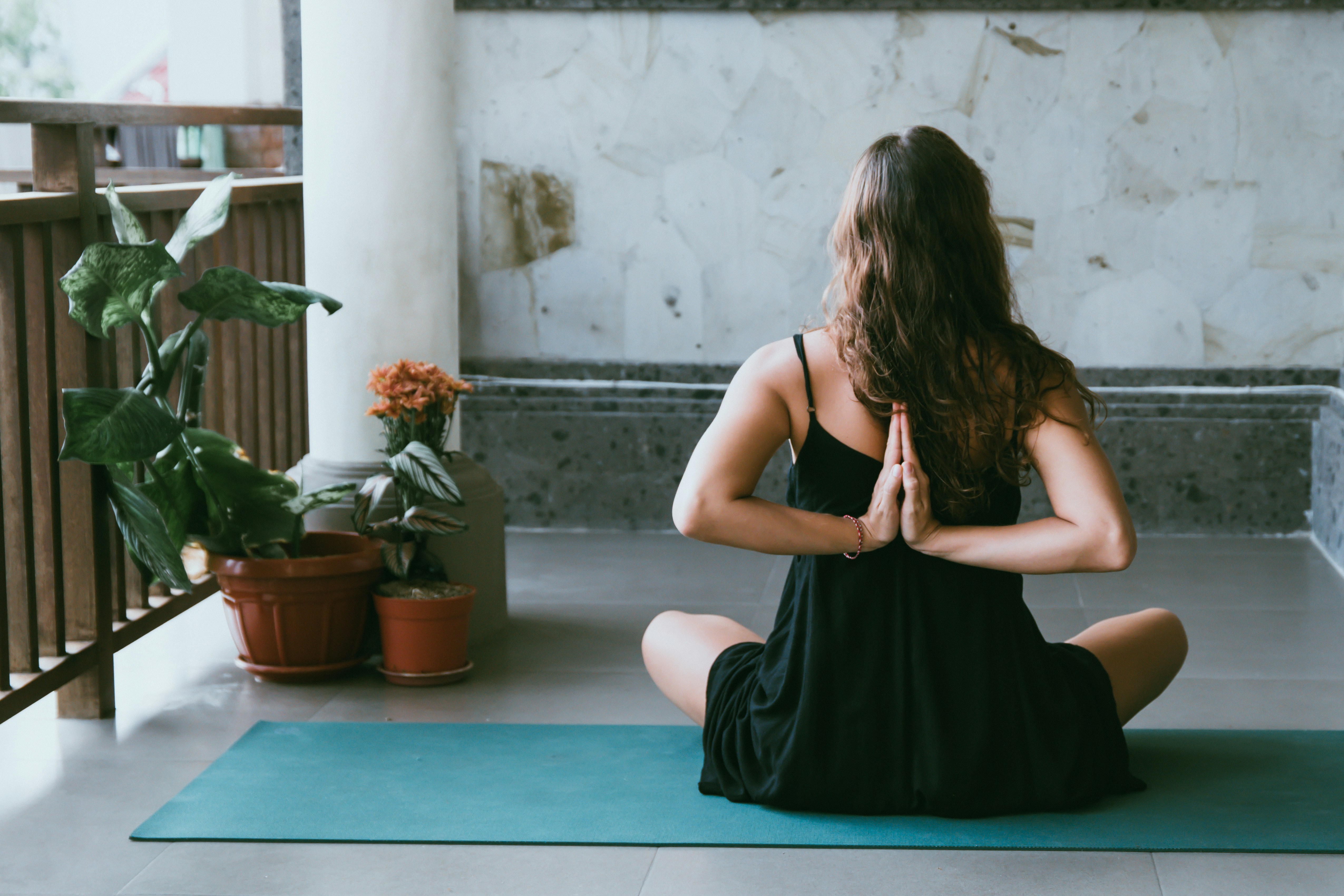 femme en meditation vue de dos