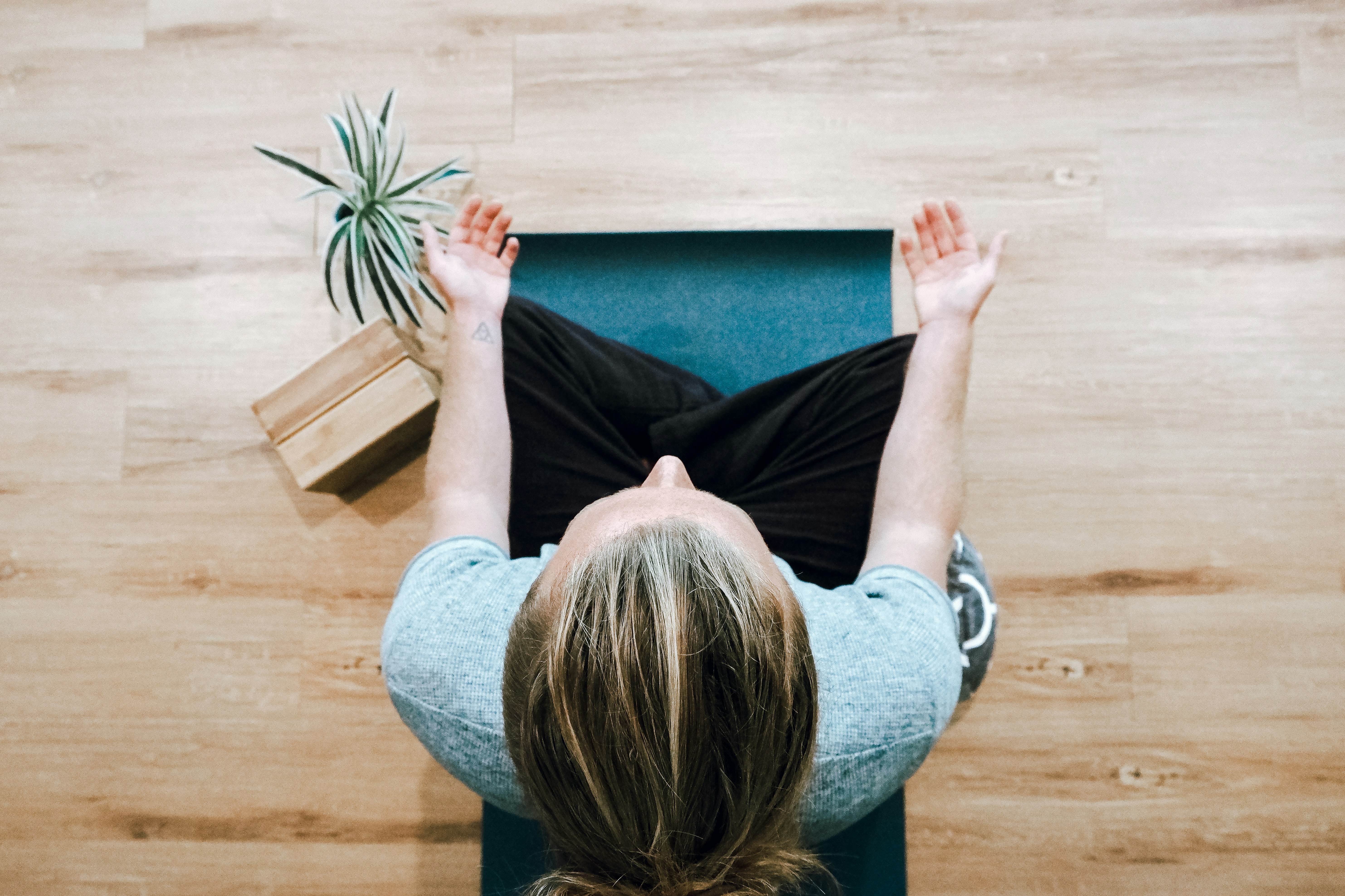 femme en posture de méditation vue du dessus