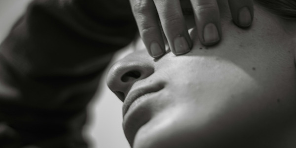 Intégrer l'automassage du visage à sa routine beauté pour booster l'effet des crèmes